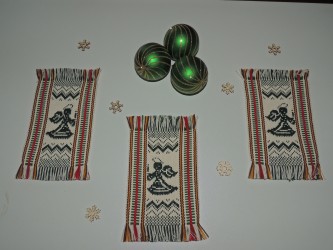 STALO DEKORACIJA (tamsiai žalia)
